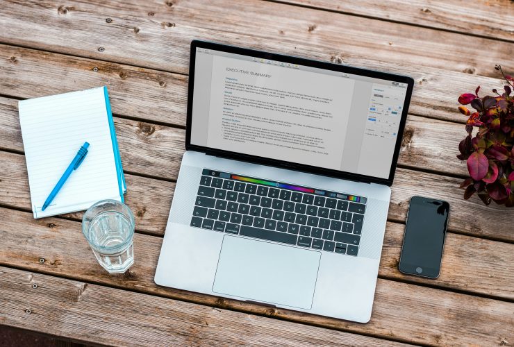 What are the multimedia components of e-learning modules